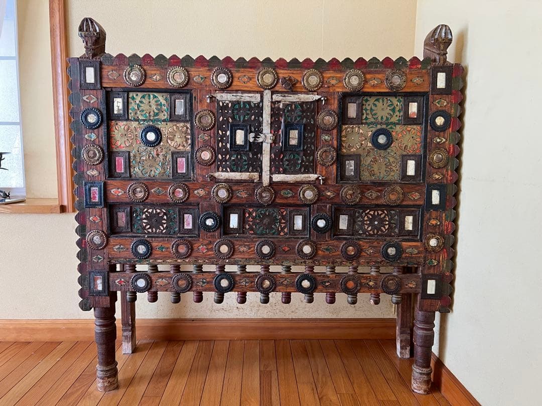 アンティーク　キャビネット　インド　装飾的な彫刻付き