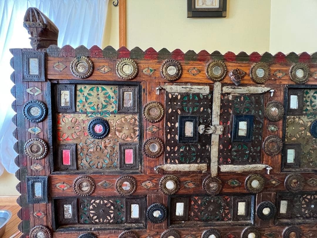 アンティーク　キャビネット　インド　装飾的な彫刻付き