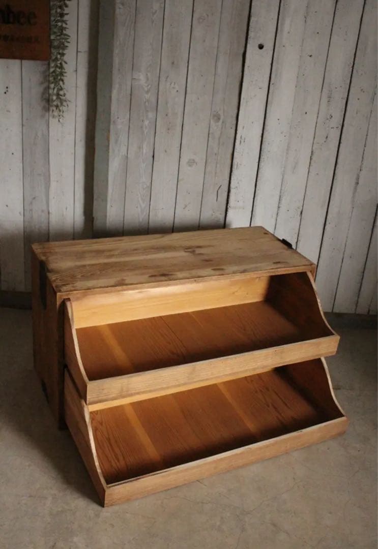 味のある木製の引き出し　2段