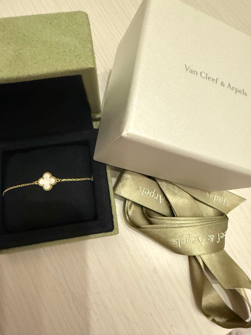 Van Cleef & Arpels 四つ葉ブレスレット