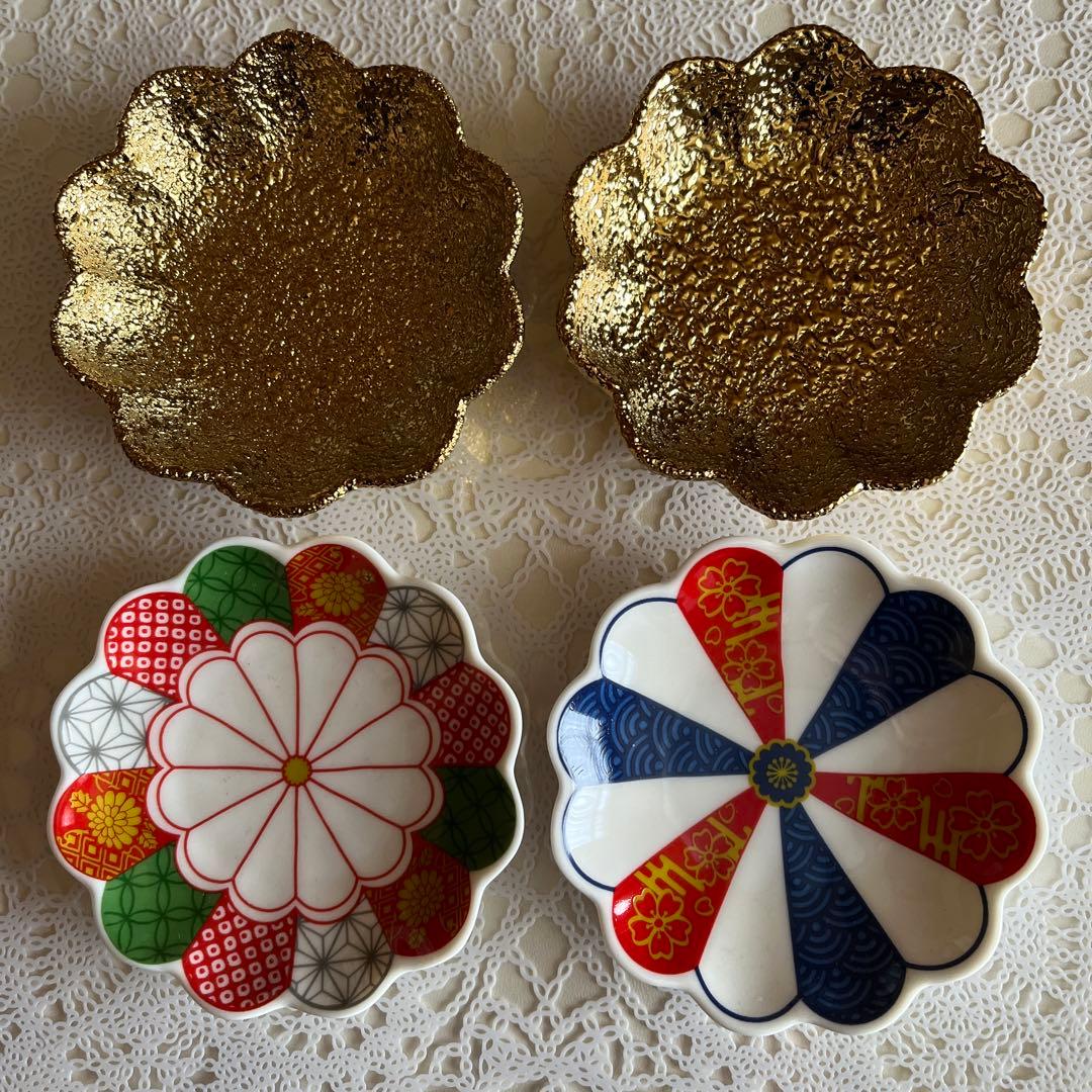 セリア　食器　豆皿　小紋菊　花柄　ゴールドカラー　金色　和柄　お正月