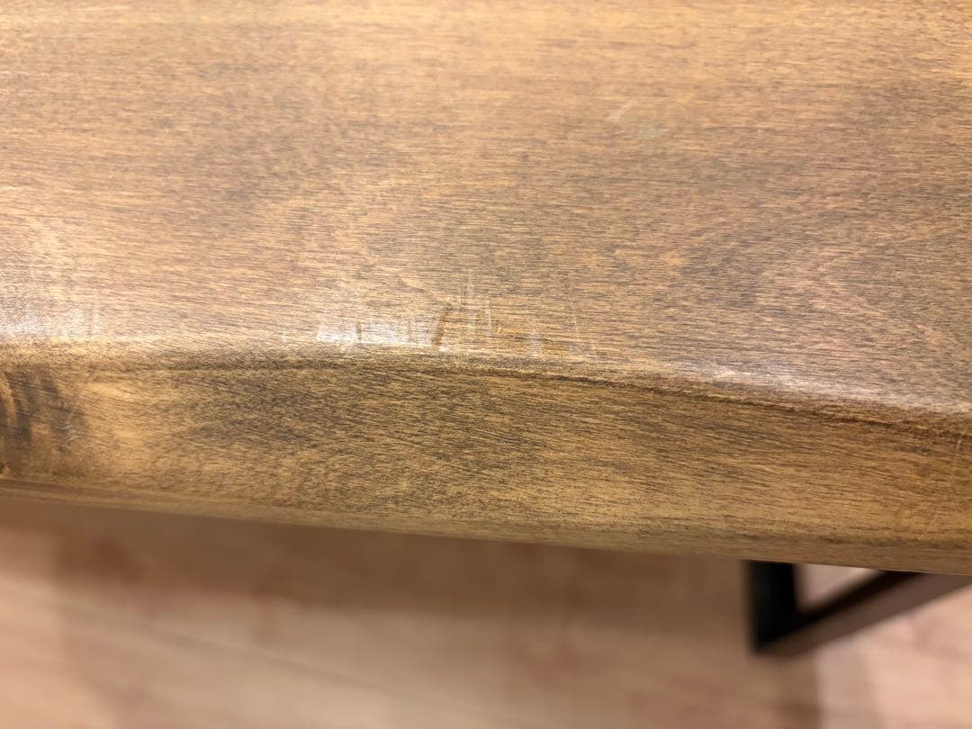 木製ブラウンダイニングテーブル