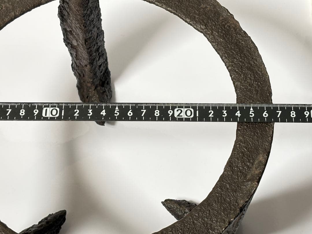 釜師【畠春斎】造 鉄製 笹爪虫喰 五徳 共箱 R811104