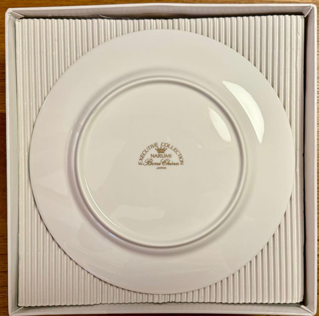 【新品未使用】ナルミ　ボーンチャイナ　珊瑚金彩柄　21cmデザート皿