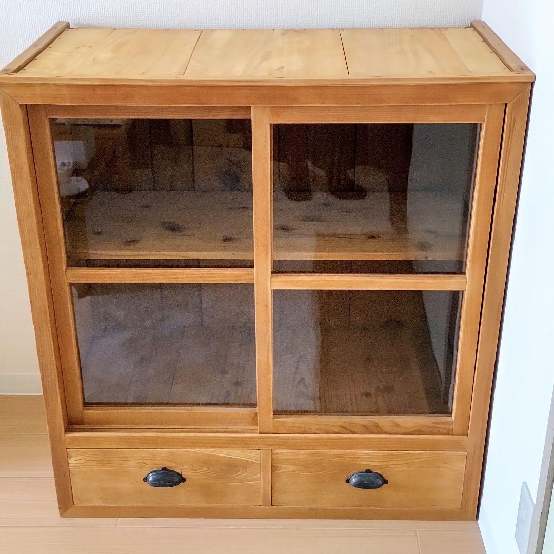 ガラス引き戸のキャビネット　水屋