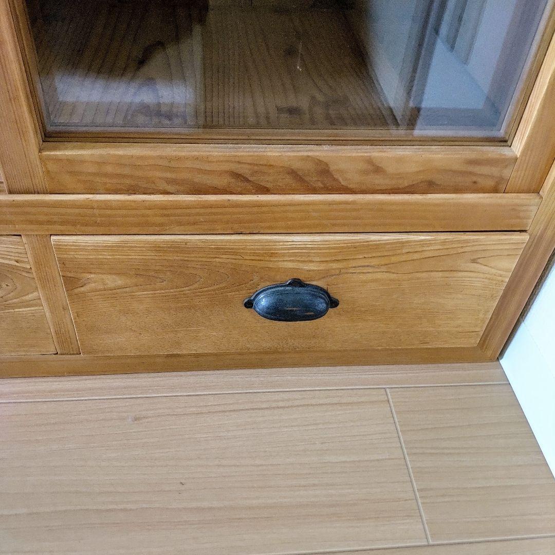 ガラス引き戸のキャビネット　水屋