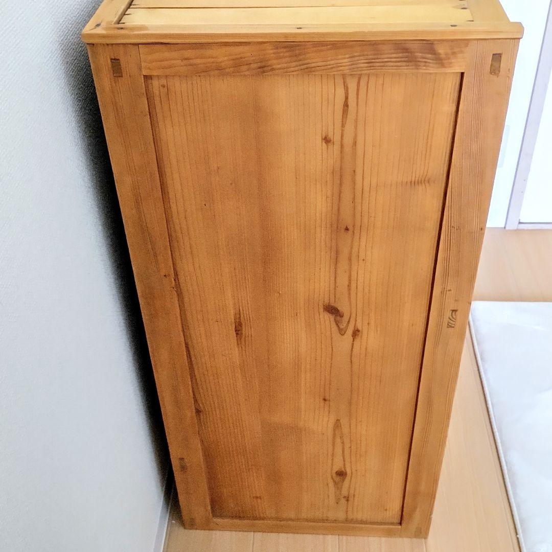 ガラス引き戸のキャビネット　水屋