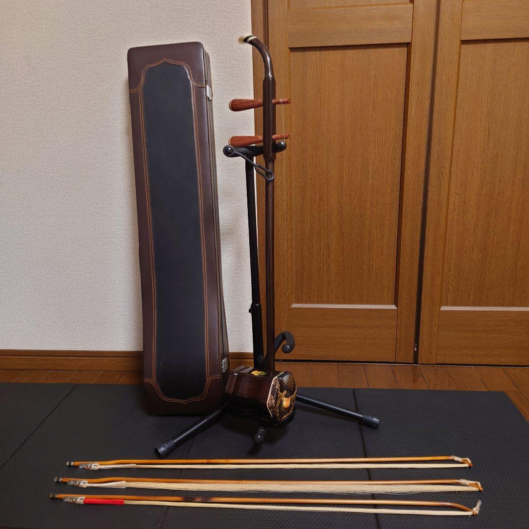 ニ胡 弦楽器 付属品多数　弓３本 中国 彫刻 ケース付き 現状販売