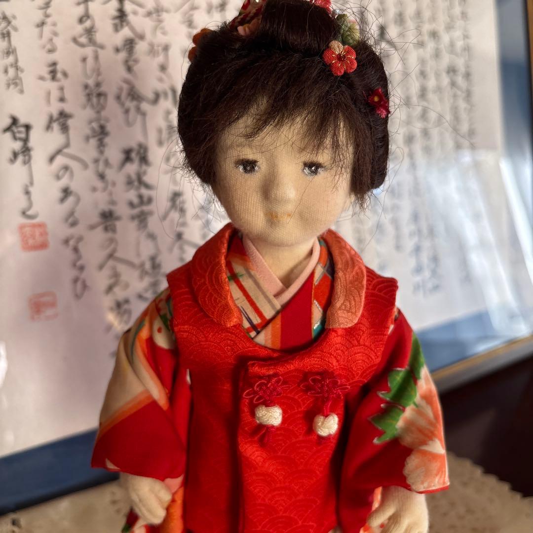 赤と緑の着物の布製人形