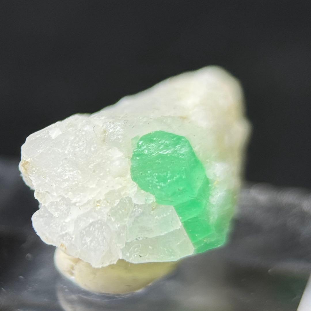 エメラルド カルサイト 共生石14.7ct インド産 鉱物標本 原石 置物