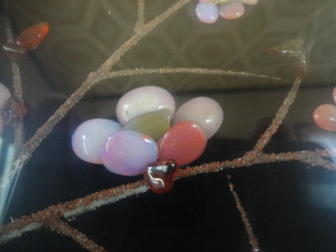 宝飾品　ふんだんに宝石（メノウ）を使って描いた花が咲いた大木