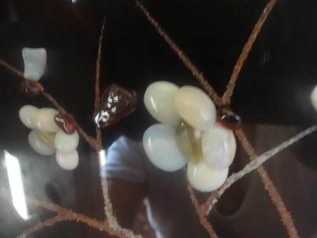 宝飾品　ふんだんに宝石（メノウ）を使って描いた花が咲いた大木