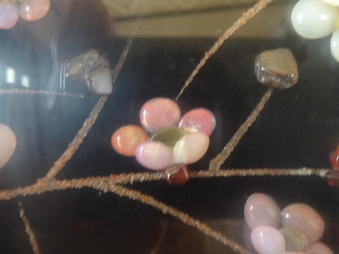 宝飾品　ふんだんに宝石（メノウ）を使って描いた花が咲いた大木