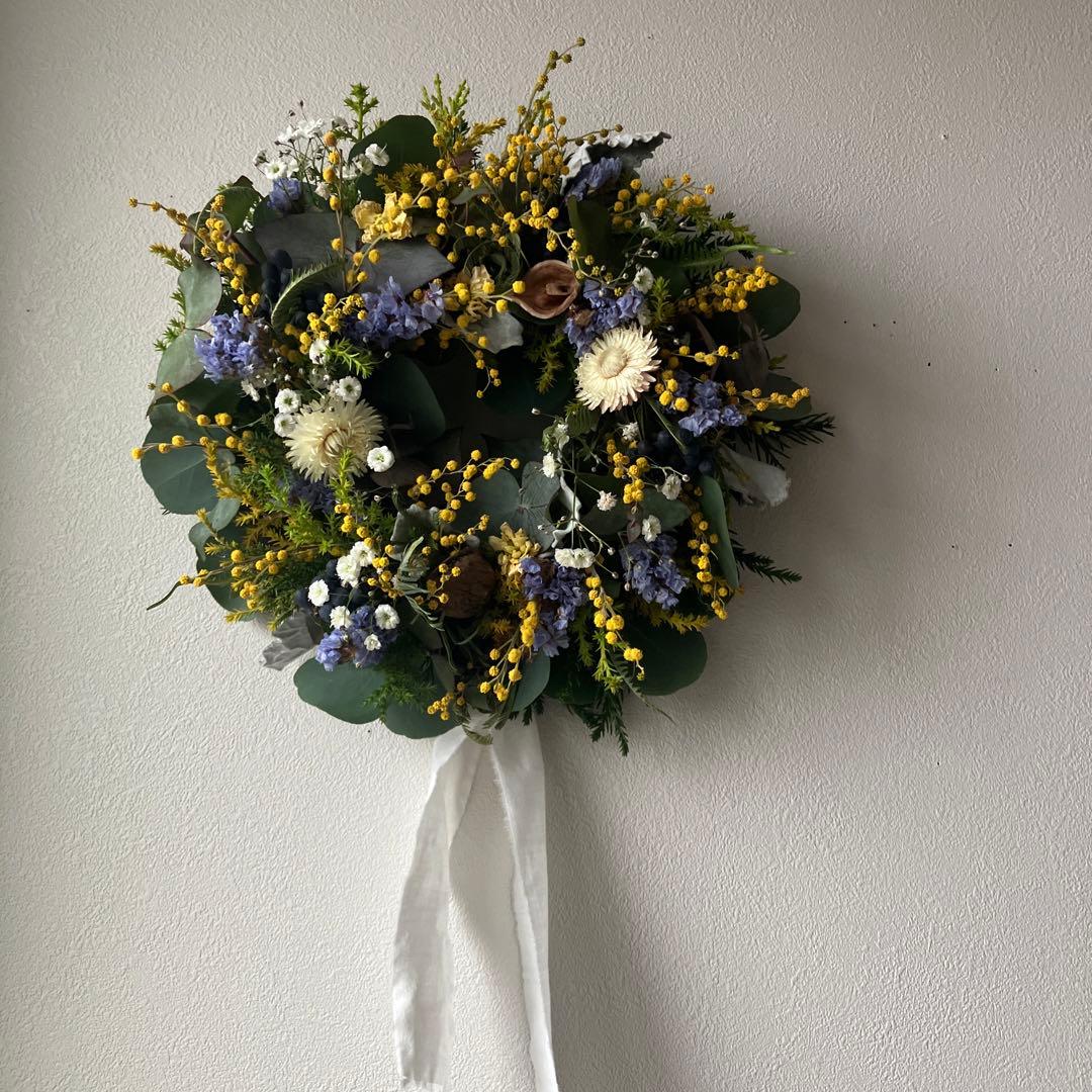 ミモザとブルースターチスのリース　ミランドールミモザ　貝細工　春