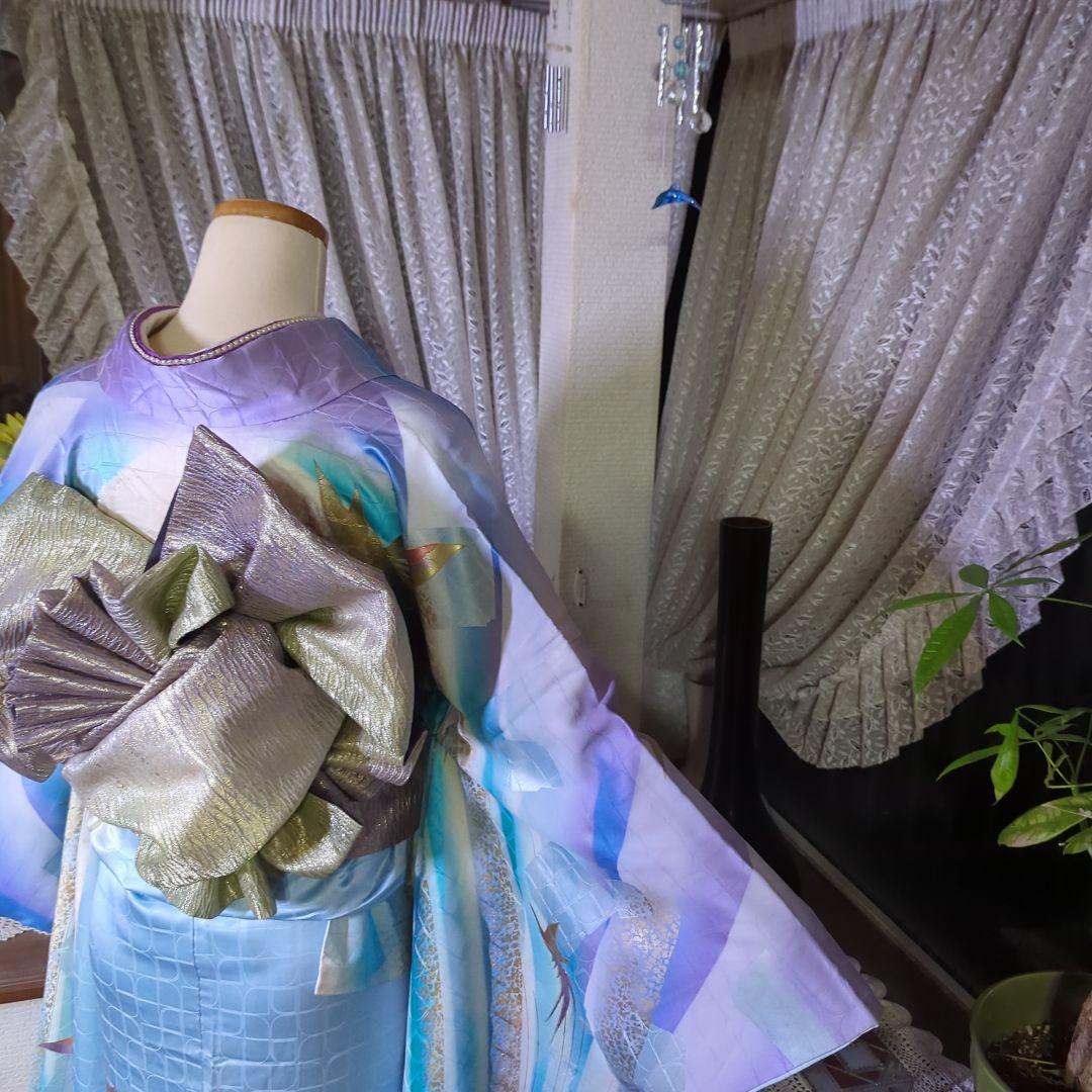 地紋が浮き立つ暈し地に鳳凰が舞い飛ぶ、華麗な美しさの振り袖です