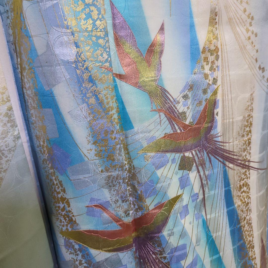 地紋が浮き立つ暈し地に鳳凰が舞い飛ぶ、華麗な美しさの振り袖です