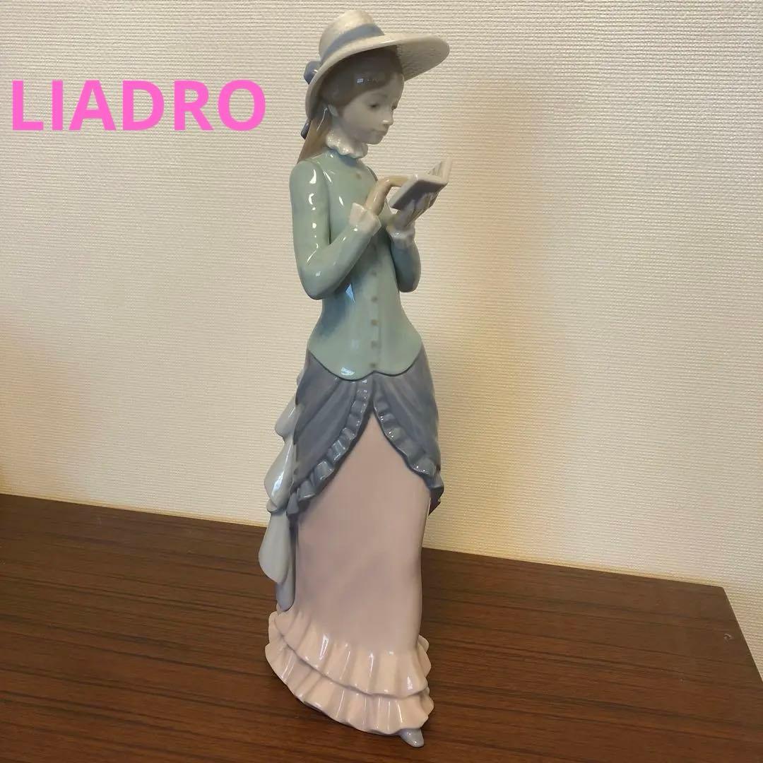 リヤドロ　LIADRO 読書する貴婦人　エレガント　箱あり