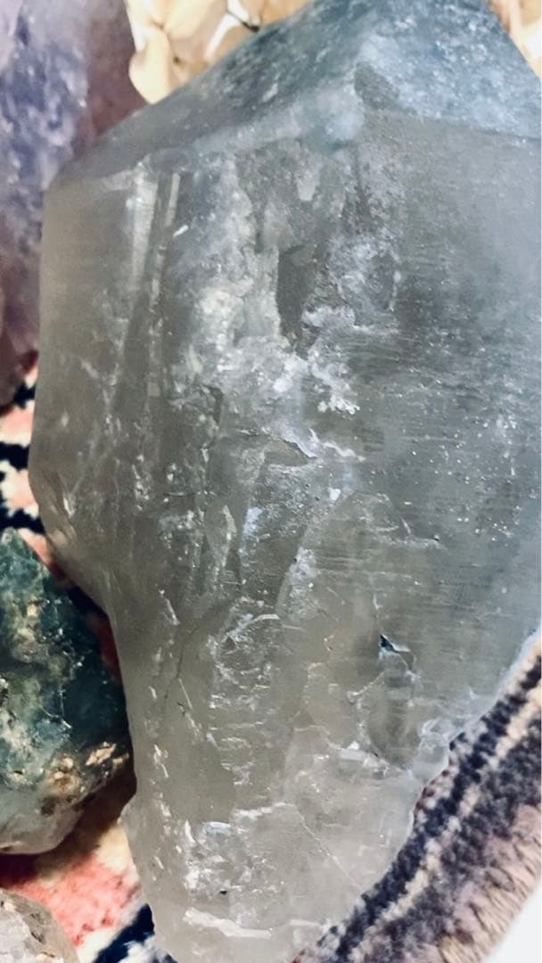 珍品しかも1kg超え！アフガニスタン産の超巨大ブルークォーツ/煙水晶単結晶