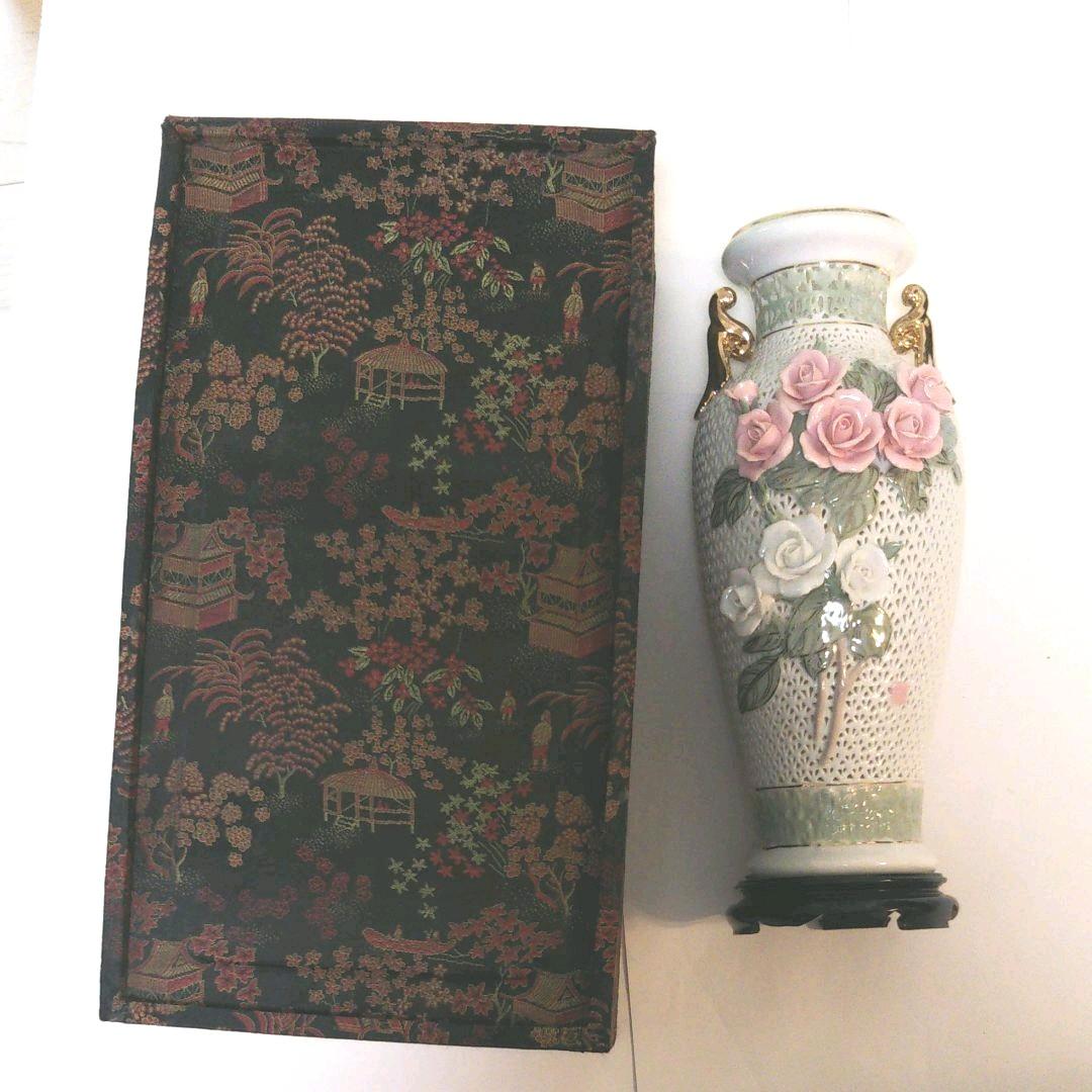 バラのついた飾り用花瓶 花台付き 中国