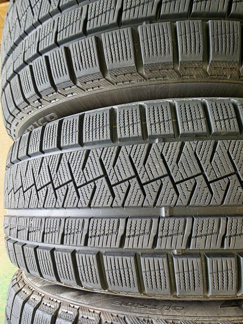 ピレリ　アイスアシンメトリコ 215/50R17 19年製 4本セット