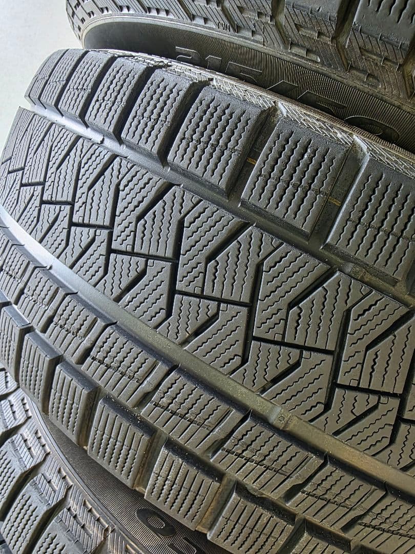 ピレリ　アイスアシンメトリコ 215/50R17 19年製 4本セット