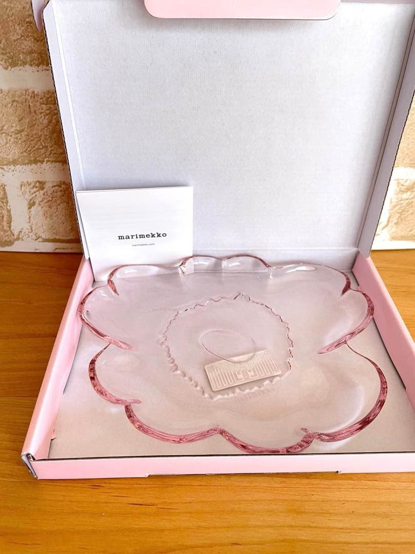 新品未使用　marimekko ガラスプレート　ピンク　ウニッコ　UNIKKO