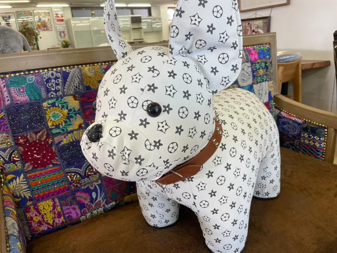 座れるオブジェ　ぬいぐるみ　スツール　イス　モノグラム　ブランド　犬　ホワイト