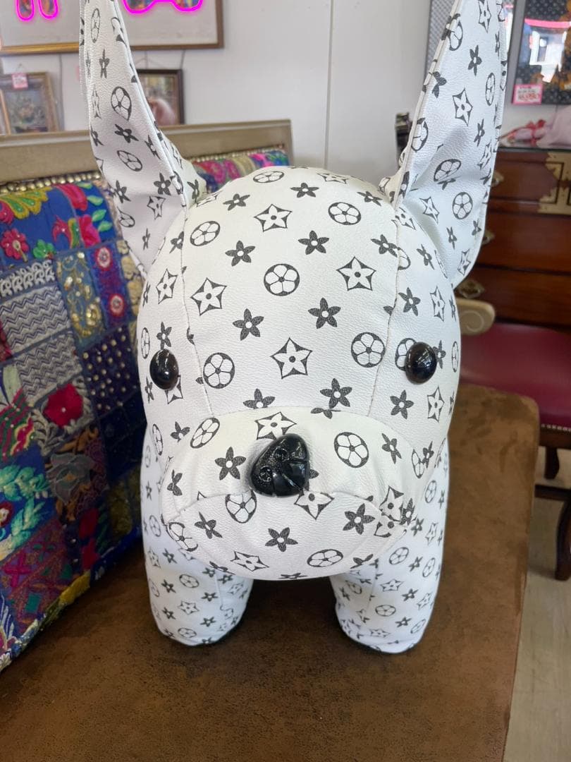 座れるオブジェ　ぬいぐるみ　スツール　イス　モノグラム　ブランド　犬　ホワイト