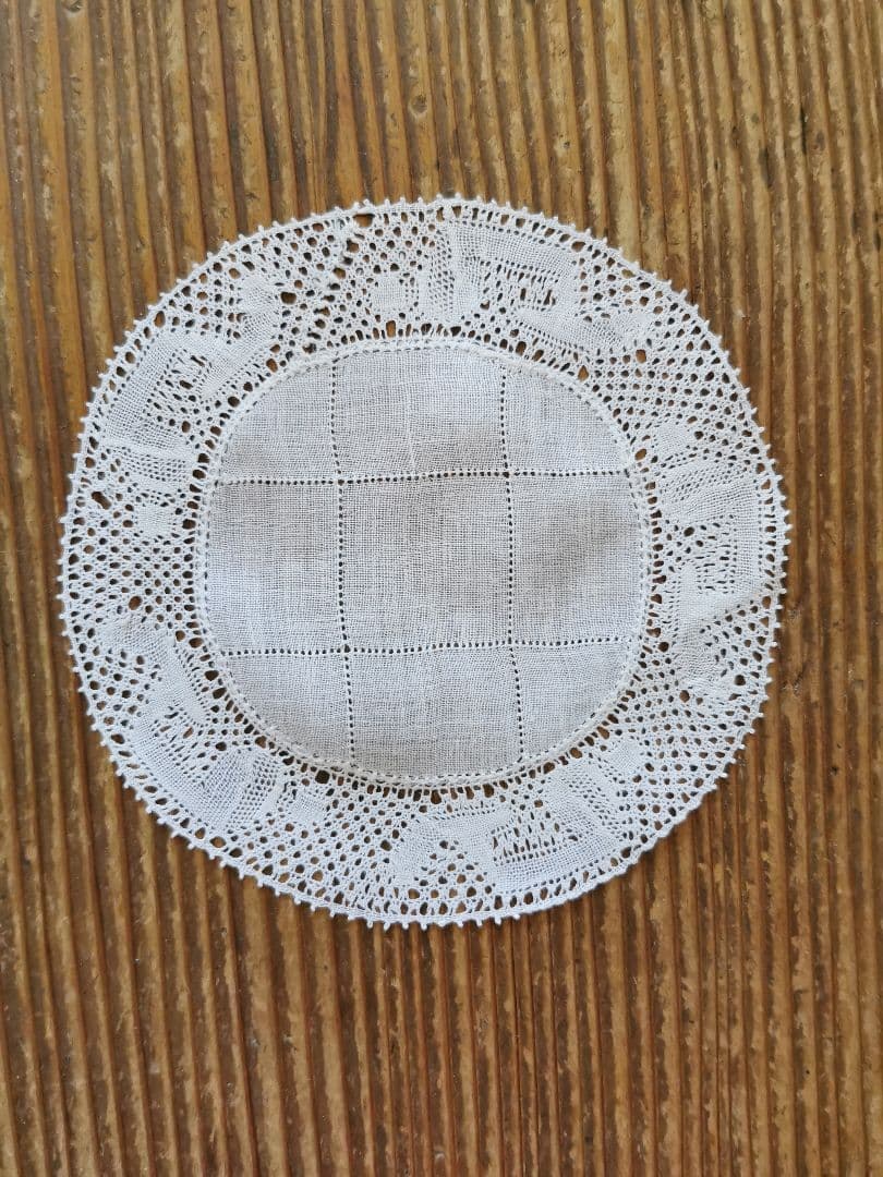 アンティークフランダースレース 花頭を垂れた薔薇 目抜き透かし格子刺繍 ドイリー