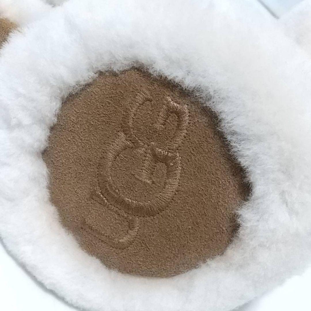 アグ UGG イヤーマフ シープスキンとファーの人気の刺繍UGGロゴ入り