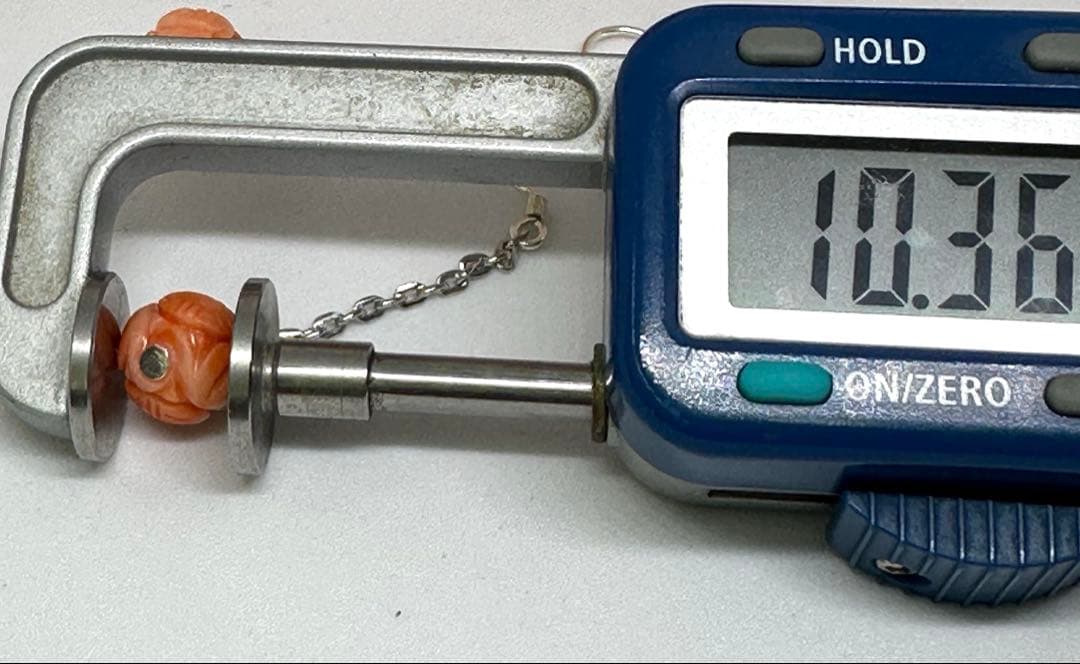 天然珊瑚彫刻ビーズのぶら下がりイヤリング　シルバー　美品