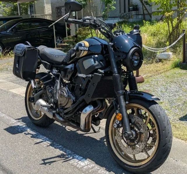 ヤマハ YAMAHA XSR700 メーカー純正メーターバイザ　スクリーン