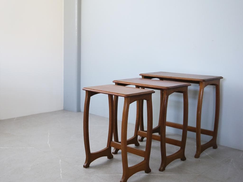 英国アンティーク木製ネストテーブル3台/収納式机/飾り棚/花台(89-199)