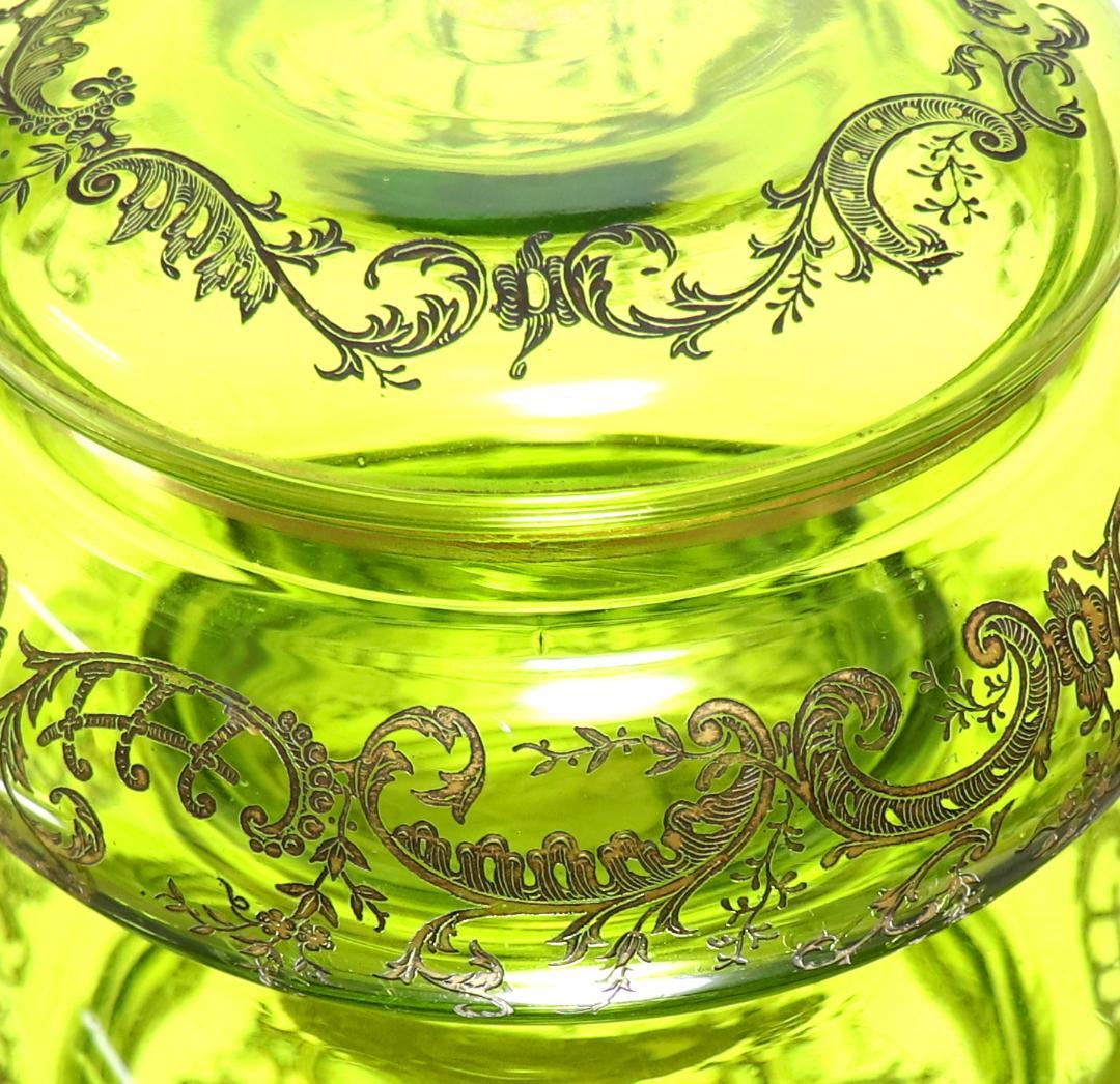オールド・バカラ 1900年頃 緑硝子金彩蓋物 ボンボニエール アンティーク薬草