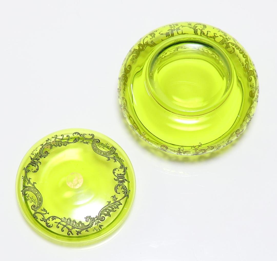 オールド・バカラ 1900年頃 緑硝子金彩蓋物 ボンボニエール アンティーク薬草