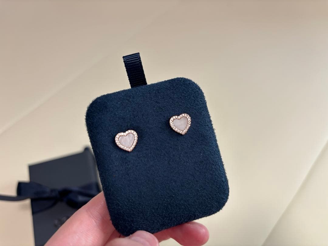 apm monacoピンクマザーオブパール ハート スタッドピアス