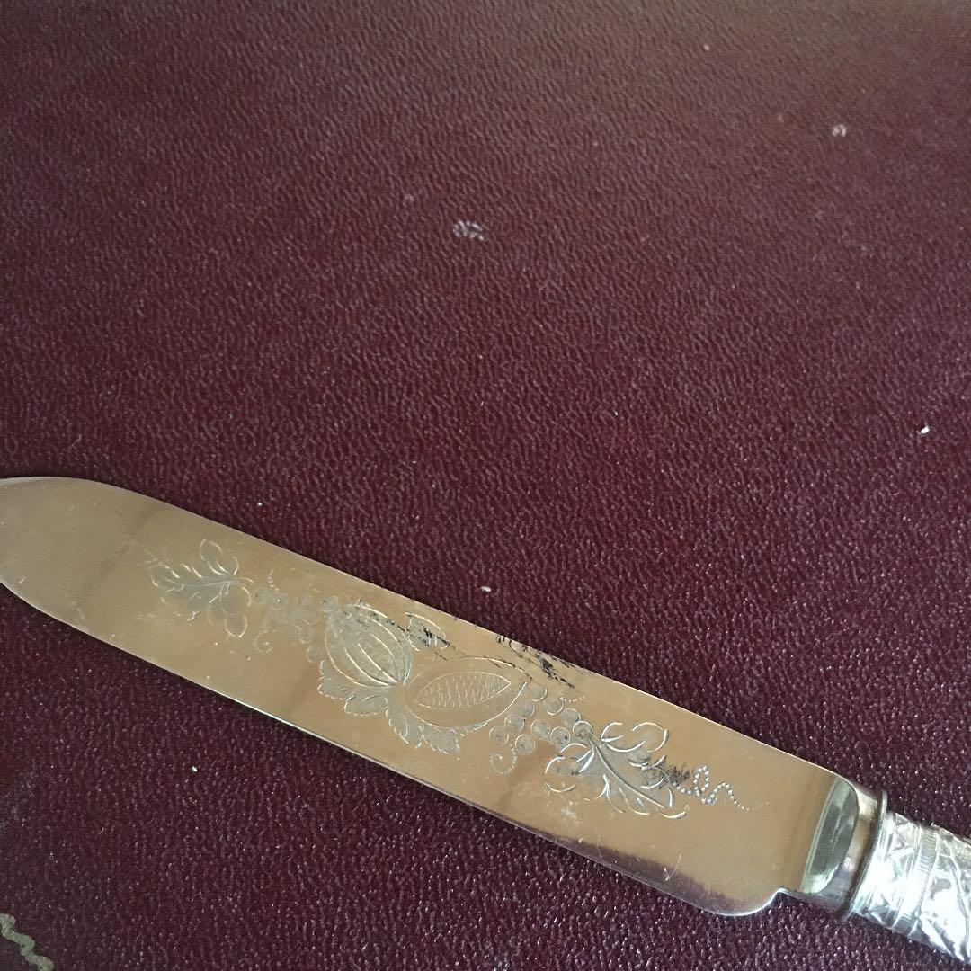 お値下げ　英国製シルバーとマザーオブパールカトラリー12本　葡萄レリーフが美しい