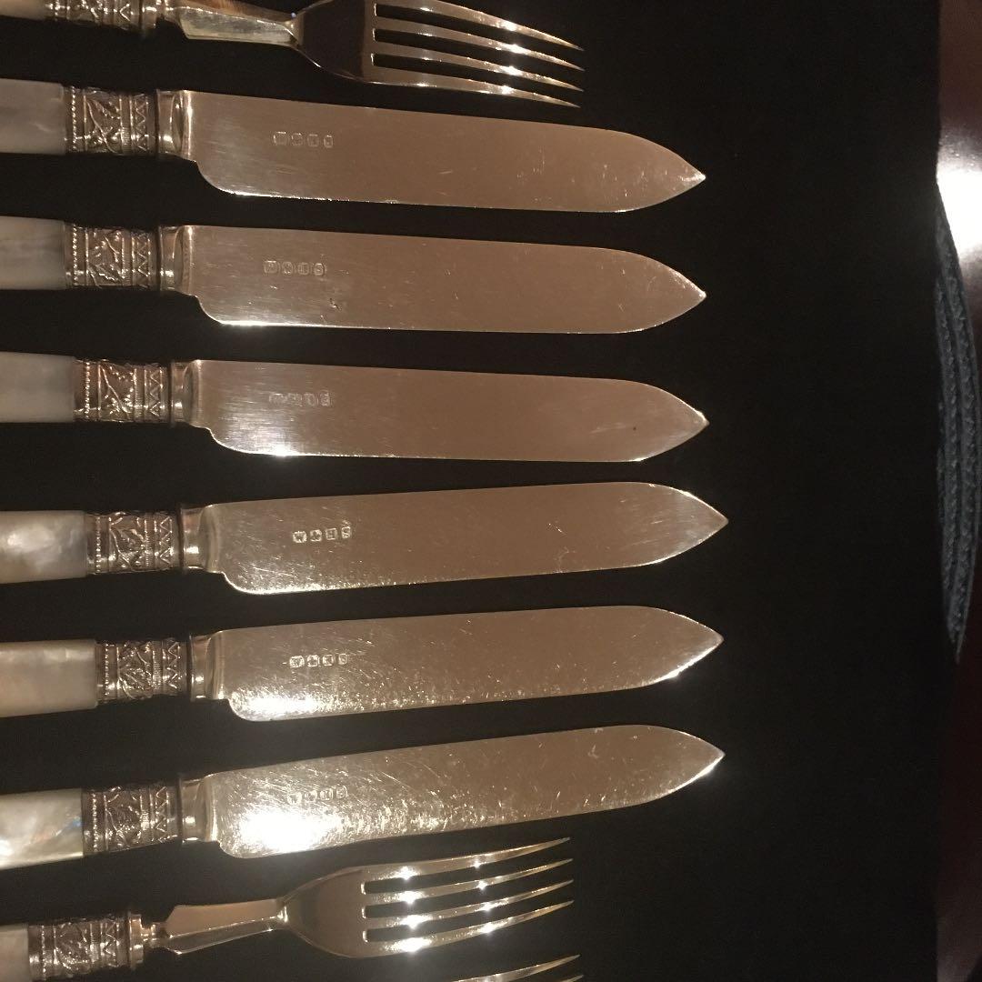 お値下げ　英国製シルバーとマザーオブパールカトラリー12本　葡萄レリーフが美しい