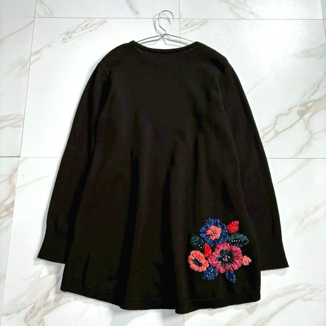 専用【美品】ビアズリー 後ろに鮮やかな刺繍を施した裾モール刺繍ニット 黒 F