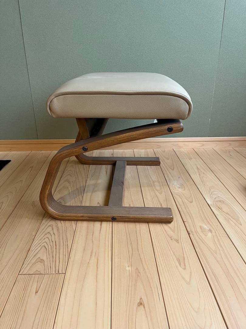 フジファニチャー製オットマン