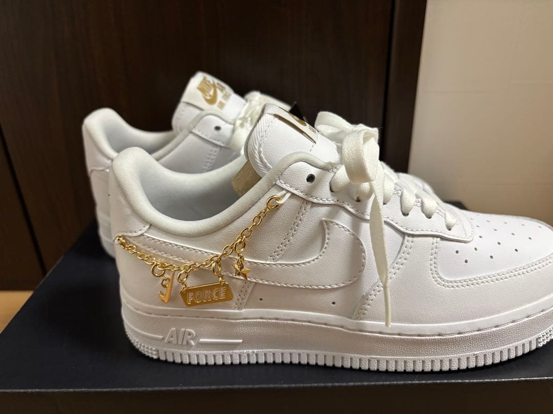 NIKE WMNS AIR FORCE 1 '07 LX ペンダント 24新品