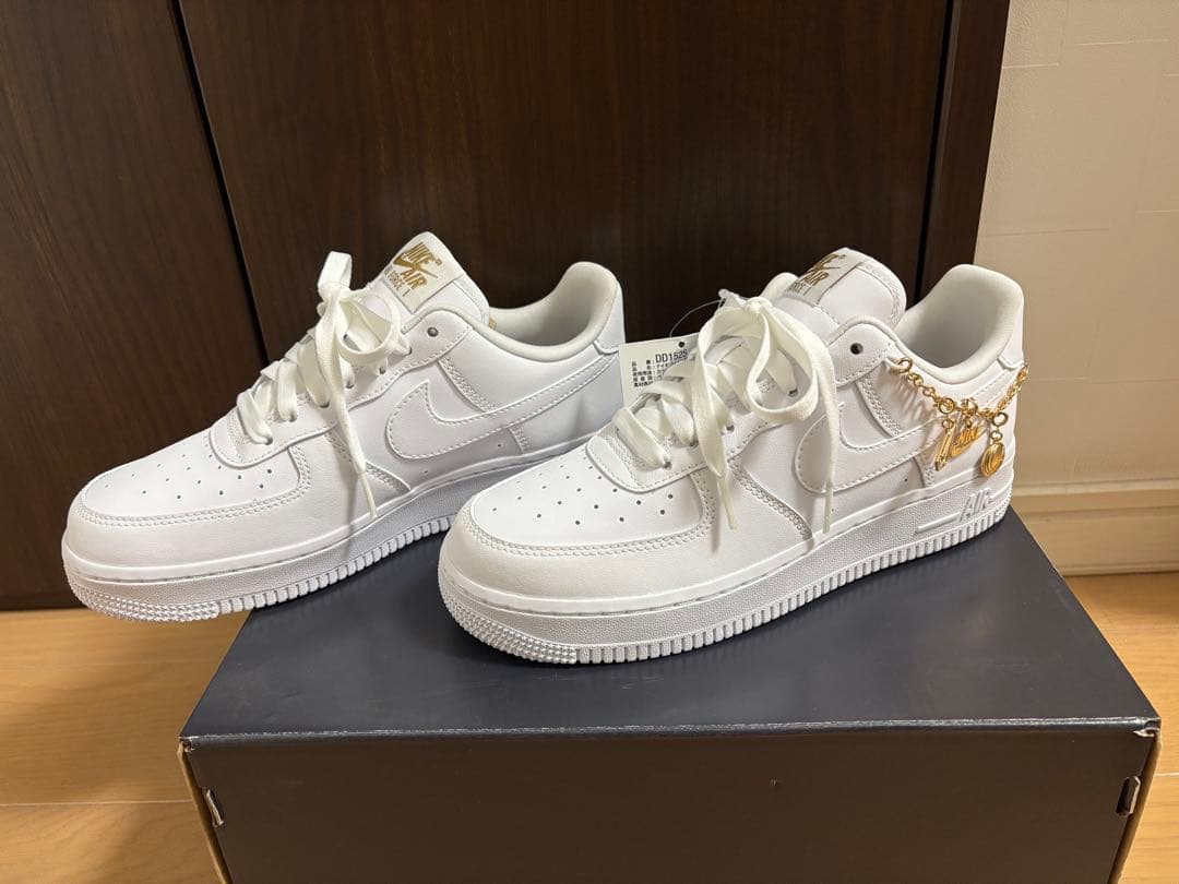 NIKE WMNS AIR FORCE 1 '07 LX ペンダント 24新品