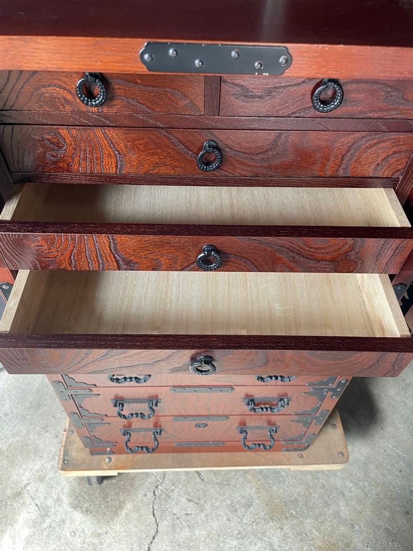 美品和箪笥　観音開き 棚箪笥 帳場箪笥 チェスト欅材 漆塗り 菊の金具飾り
