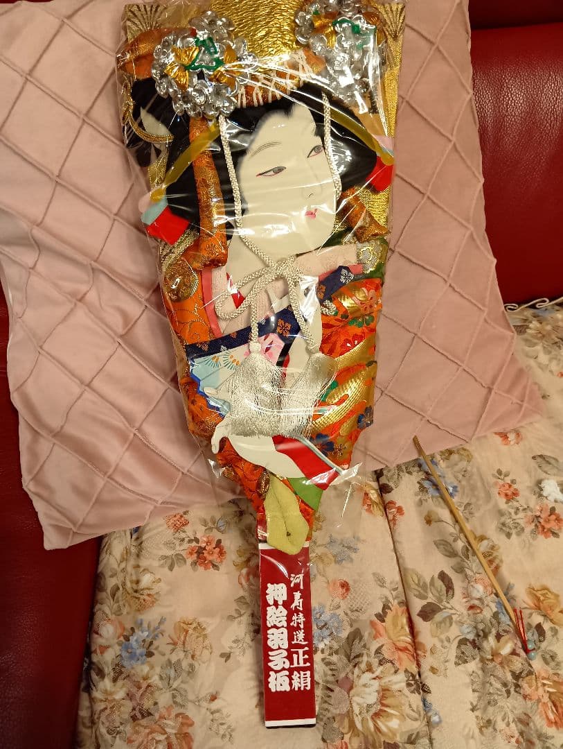 伝統的な羽子板２セット　羽子板立て付き【高さ約52cmと約56cm】