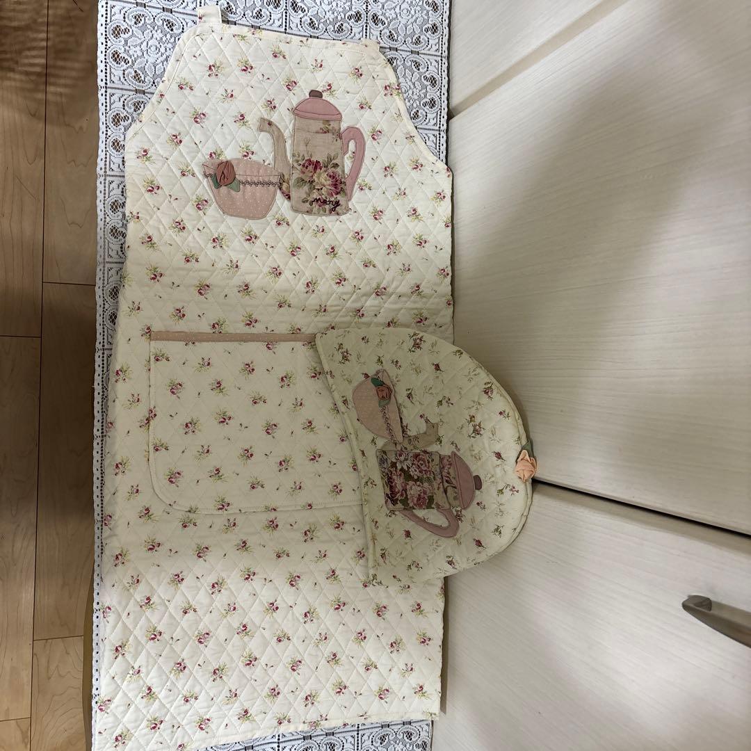 マニー　エプロン&ティーコゼー　コラージュ