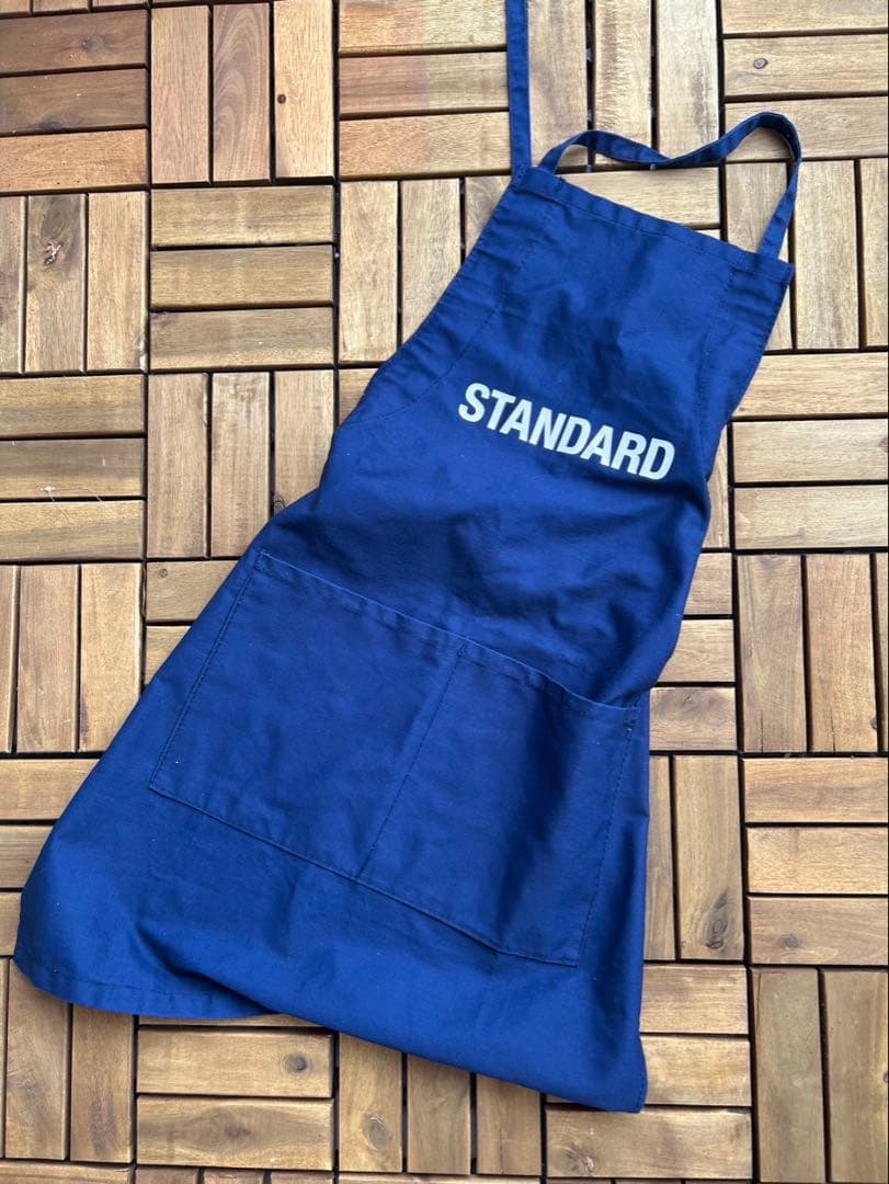 レア　STANDARD ロゴ入り ネイビーエプロン