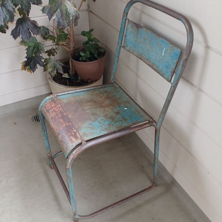 私の部屋　シャビーでアンティークなアイアン椅子