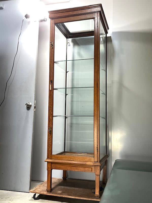 関西限定　送料別　イギリスビンテージ　木製ガラスキャビネット ライト付き　飾り棚