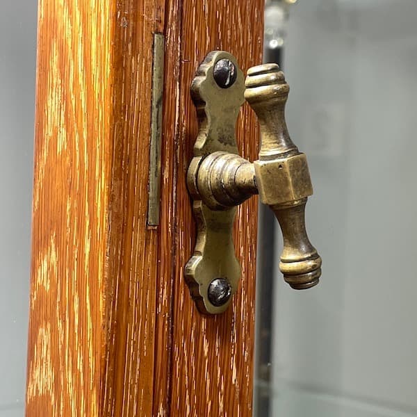 関西限定　送料別　イギリスビンテージ　木製ガラスキャビネット ライト付き　飾り棚