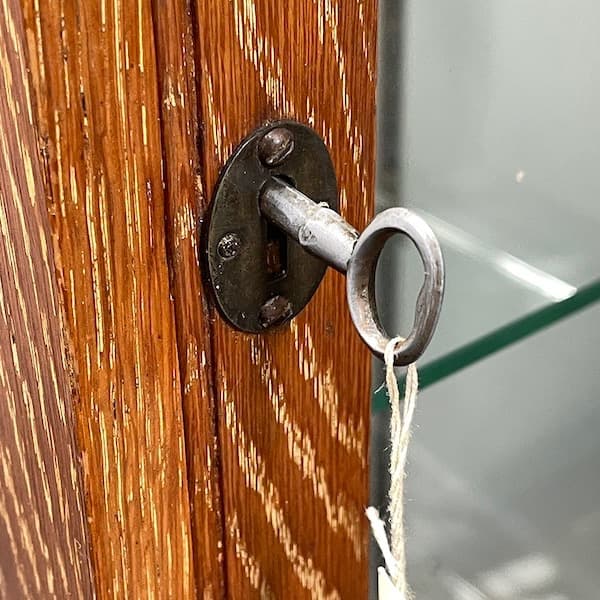 関西限定　送料別　イギリスビンテージ　木製ガラスキャビネット ライト付き　飾り棚